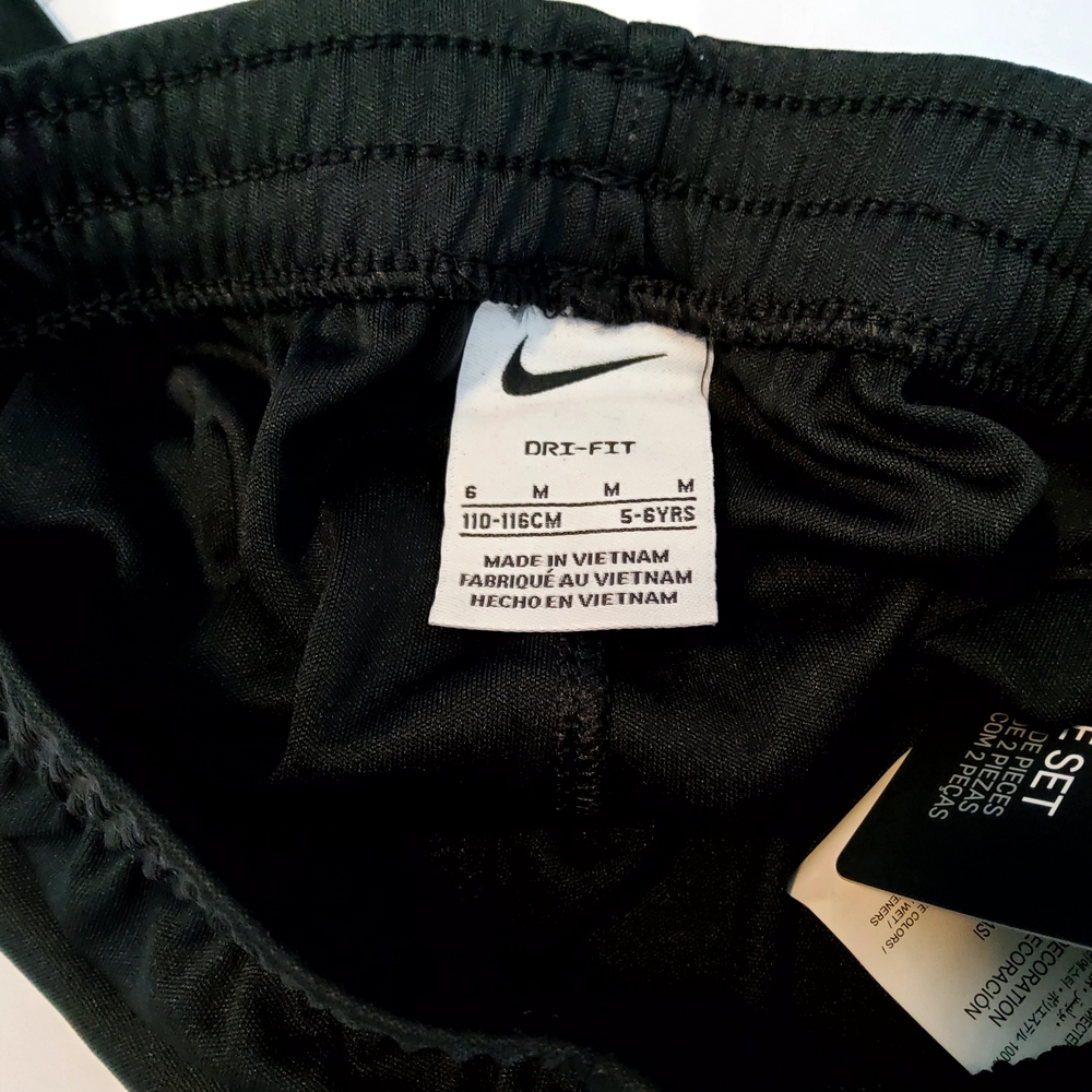 Nike NWT Boys Size 6 Gray T Shirt Black Shorts Neon Logo 2 Piece Set Outfit - Picture 8 of 10